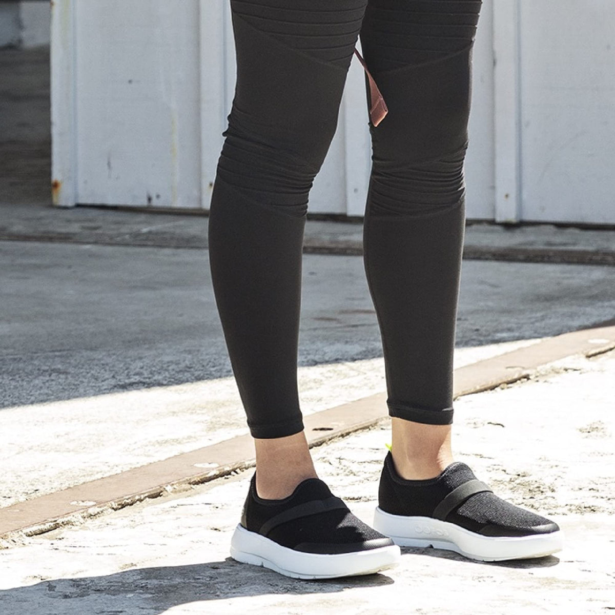 BLACK/GREY